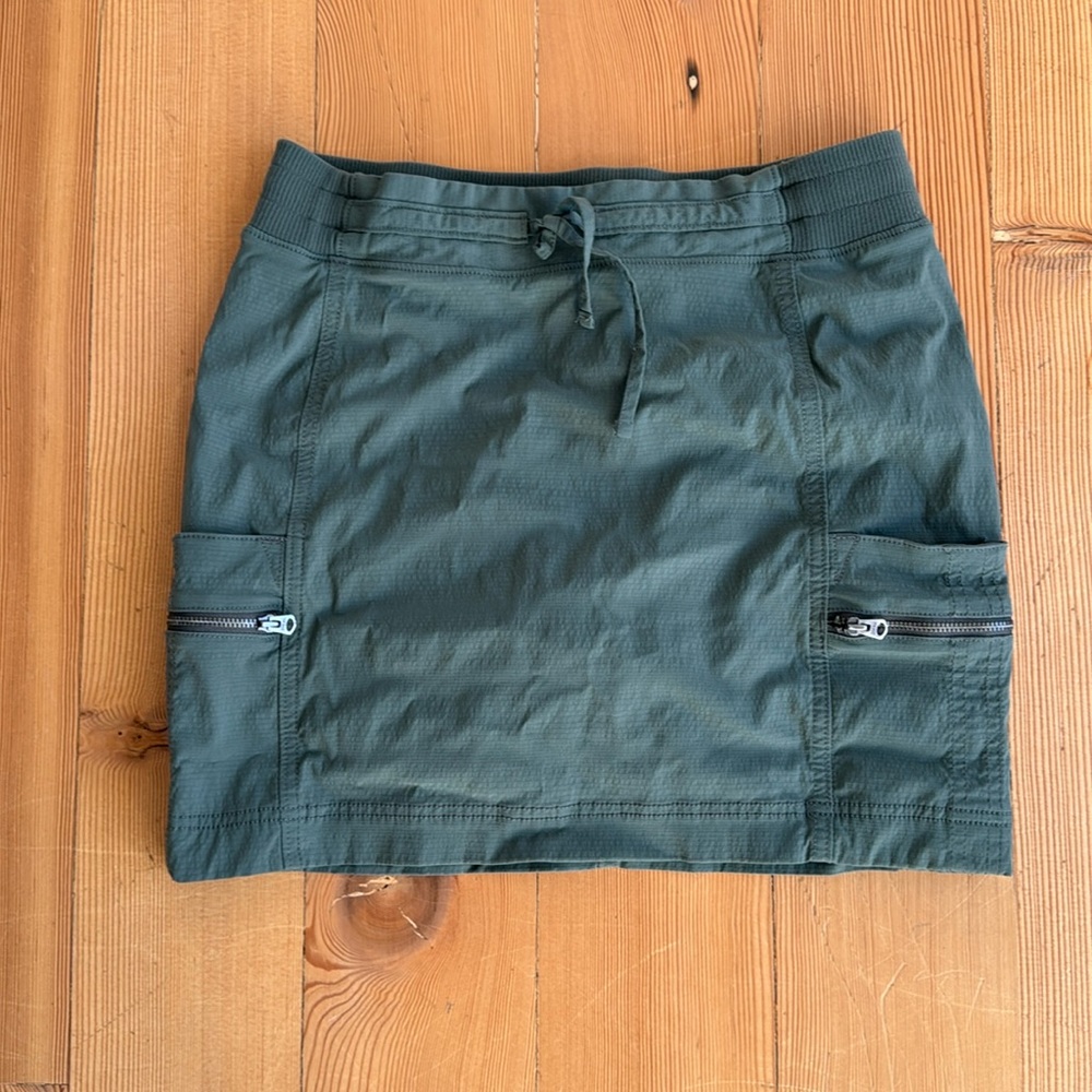 Athleta size 6 skirt with built in shorts. Spandex nylon mix.